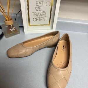 Trotters Beige Woven Leather Ballet Flats